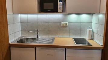 Superior Apartment, Garden View | Private kitchen