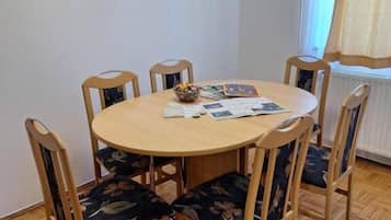 Appartamento Deluxe, vista giardino | Ristoranti