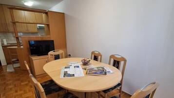 Deluxe Apartment, Garden View | Dining