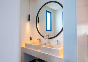 Bañera y ducha independientes, artículos de tocador gratuitos