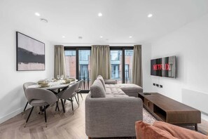 TV, offices - Stunning Central 2 bed by City SuperHost (Greater Manchester)