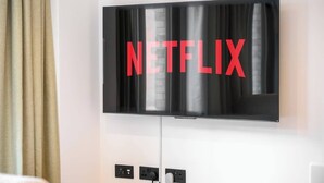 Un televisor de pared con el logotipo de Netflix.
