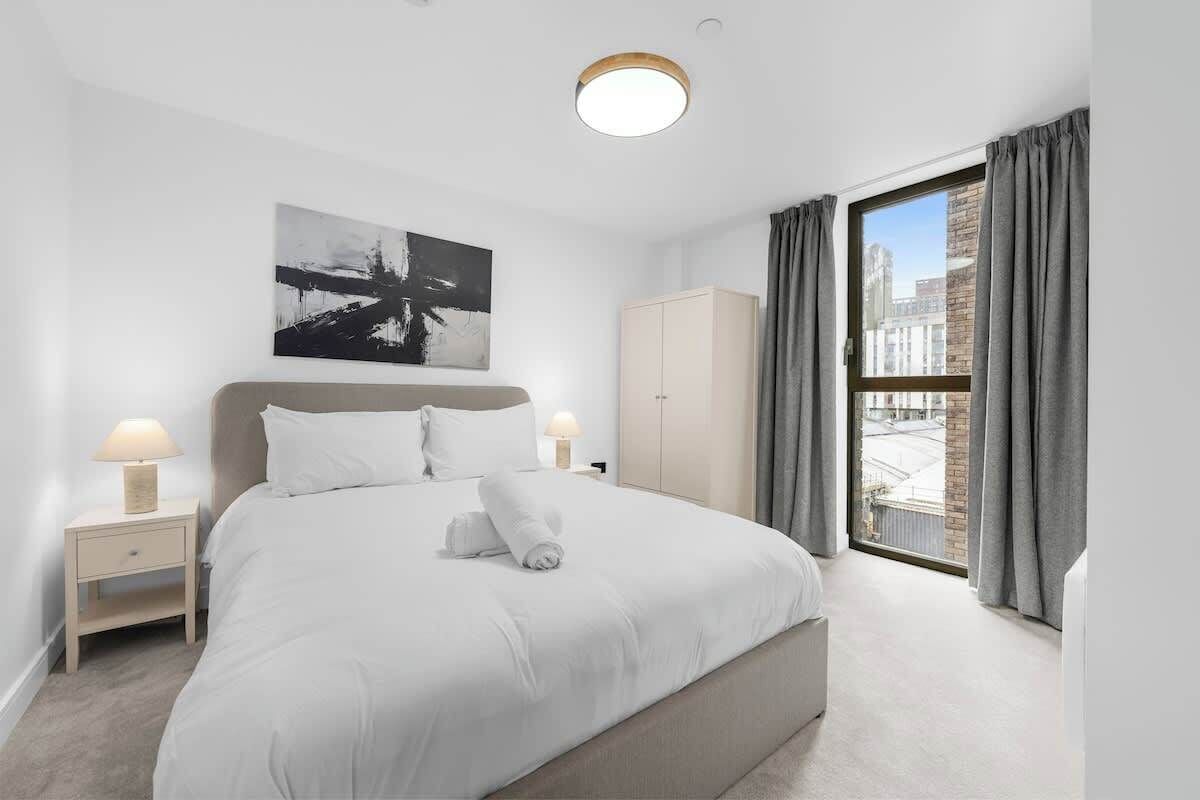 Desk, iron/ironing board, travel cot, WiFi
