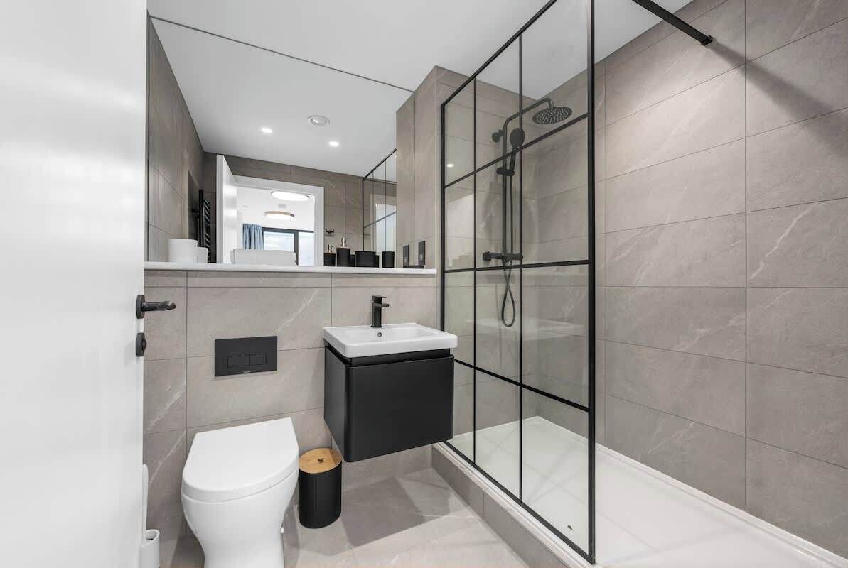 Shower, hair dryer, towels, shampoo