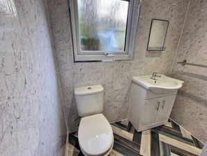 Shower, hair dryer, shampoo - 2 Bed Kirkby Bungalow | Free Parking (Merseyside)