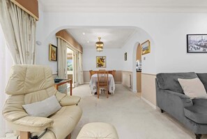 TV, offices - 3 Bed Hale Barns Home | Near Airport (Hale Barns)