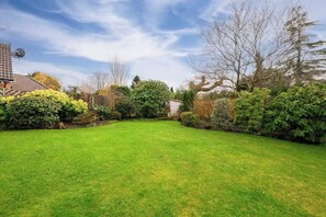 Property grounds - 3 Bed Hale Barns Home | Near Airport (Hale Barns)