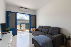 TV - Famara Cactus by Escape Home (Famara)
