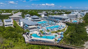 Un resort con diverse piscine, una passerella e vista sulla zona circostante.