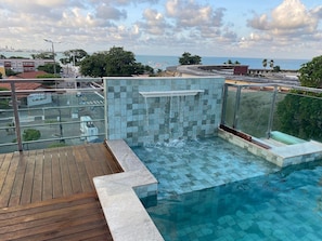 A rooftop pool with a clear view of the city skyline and the sea. - Bela Hospedagem - Israel Flat Tambau 117 (João Pessoa)