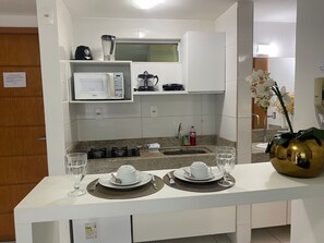 Eine moderne Küche mit Mikrowelle, Herd und Spüle.