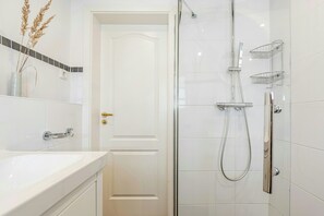 Shower - Romantic nights under the thatched roof (Scharnebeck)