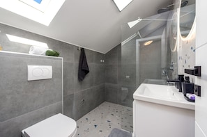 A modern bathroom with a shower, toilet, and sink. - Villa Flora Zadar Villas (Benkovac)