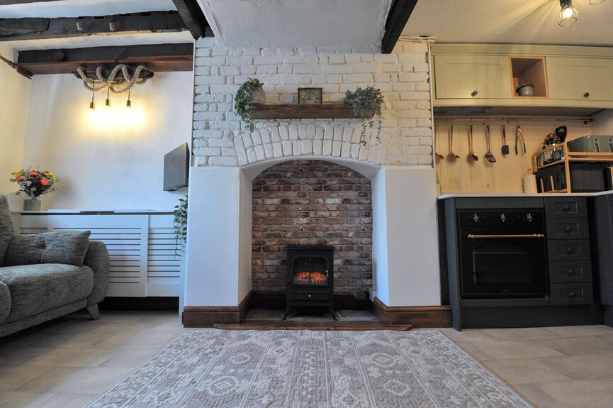 Little Green Cottage. Cosy Cottage Tucked Away In Heart Of Historic Dorchester - Dorset