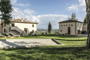 Property grounds - Panoramic apartment in 17th century farmhouse (Pancole)