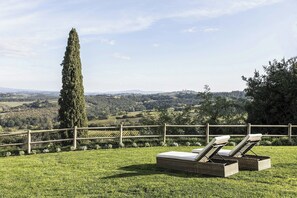 Property grounds - Panoramic apartment in 17th century farmhouse (Pancole)