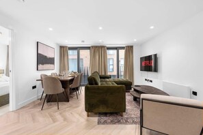 TV, offices - Ancoats sleeps 6 Manchester city centre apartment (Greater Manchester)