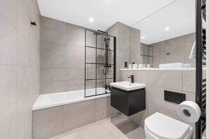 Shower, hair dryer, towels, shampoo - Ancoats sleeps 6 Manchester city centre apartment (Greater Manchester)