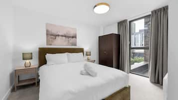 Tabla de planchar con plancha, wifi y ropa de cama