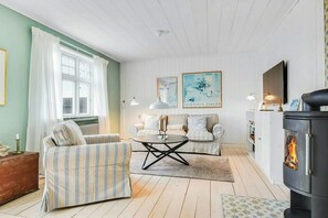 TV, fireplace - Skipper House with views of the North Sea (Harboøre)