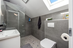 A modern bathroom with a shower, toilet, and sink. - Villa Flora Zadar Villas (Perušic Benkovacki)