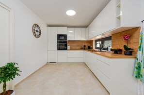 Refrigerador, microondas, horno y lavavajillas 