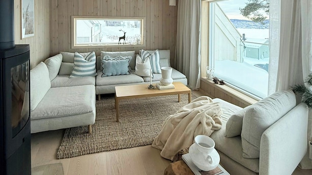 Ein gemütliches Wohnzimmer mit einer Couch, einem Couchtisch und einem Kamin.