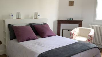 Tabla de planchar con plancha, wifi y ropa de cama