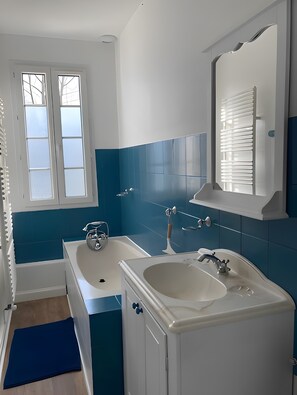 Douche, sèche-cheveux, serviettes fournies
