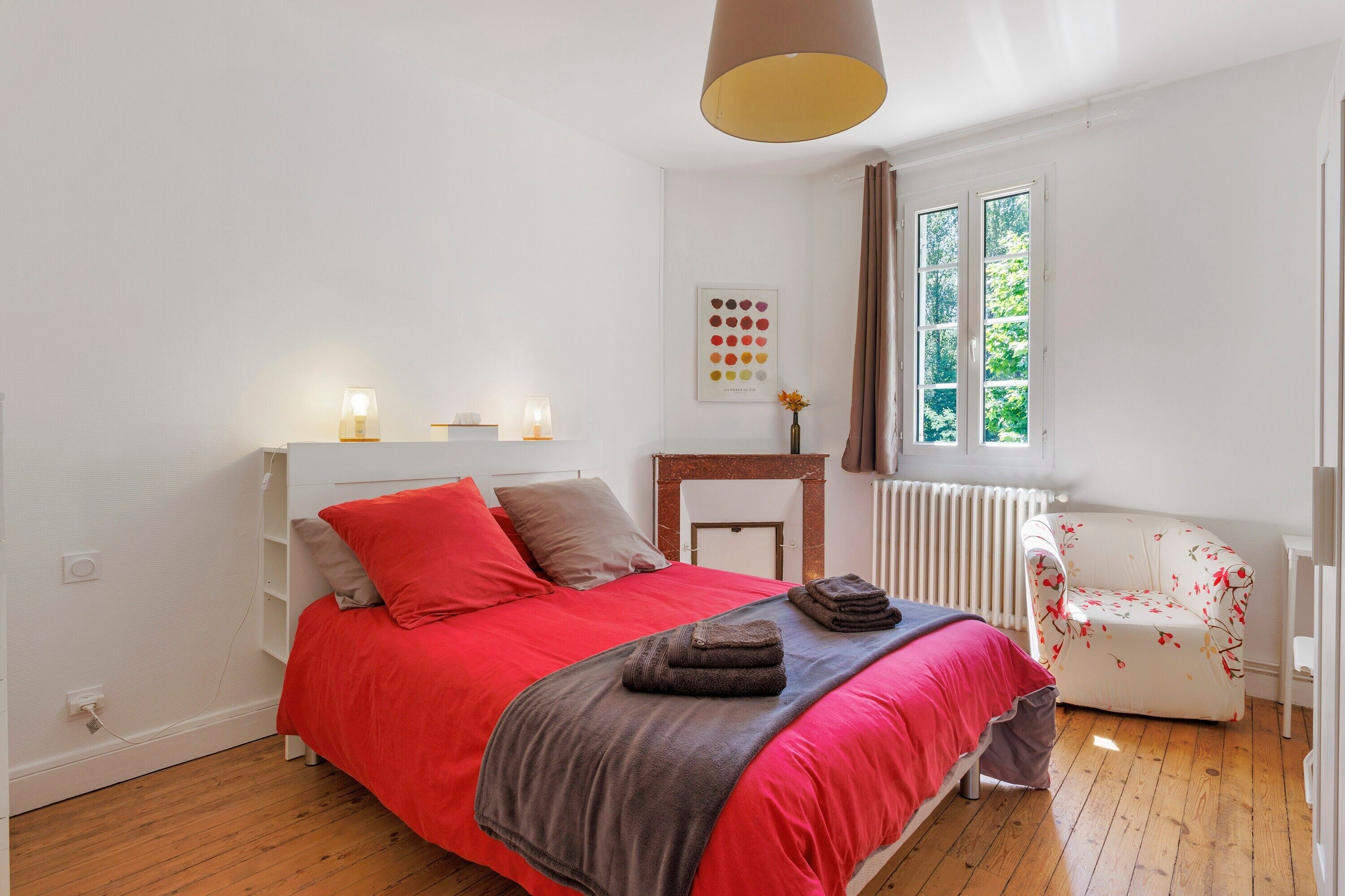 Tabla de planchar con plancha, wifi y ropa de cama 