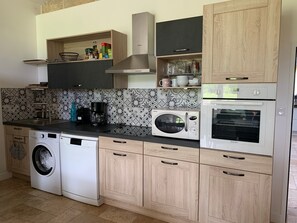 Fridge, microwave, oven, stovetop - Chapetit Guesthouse – Renovated Home in Bordeaux Vineyards, River Views, Sleeps 8 (Saint-Denis-de-Pile)