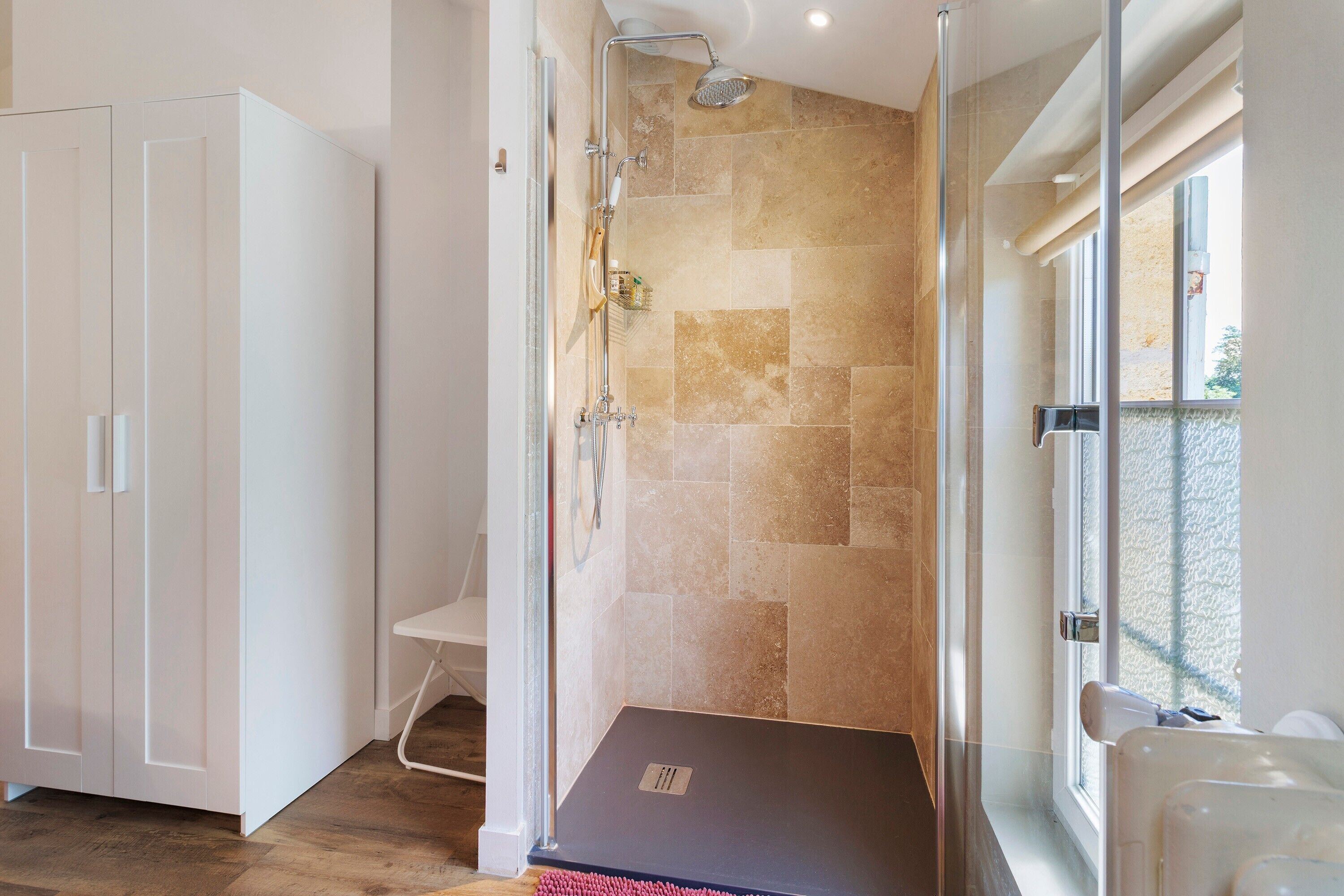 Shower, hair dryer, towels