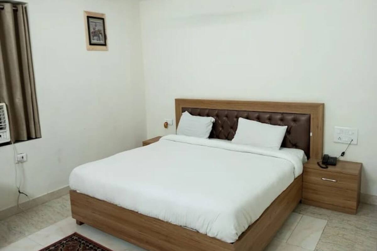 Family Room, City View | Desk, free WiFi
