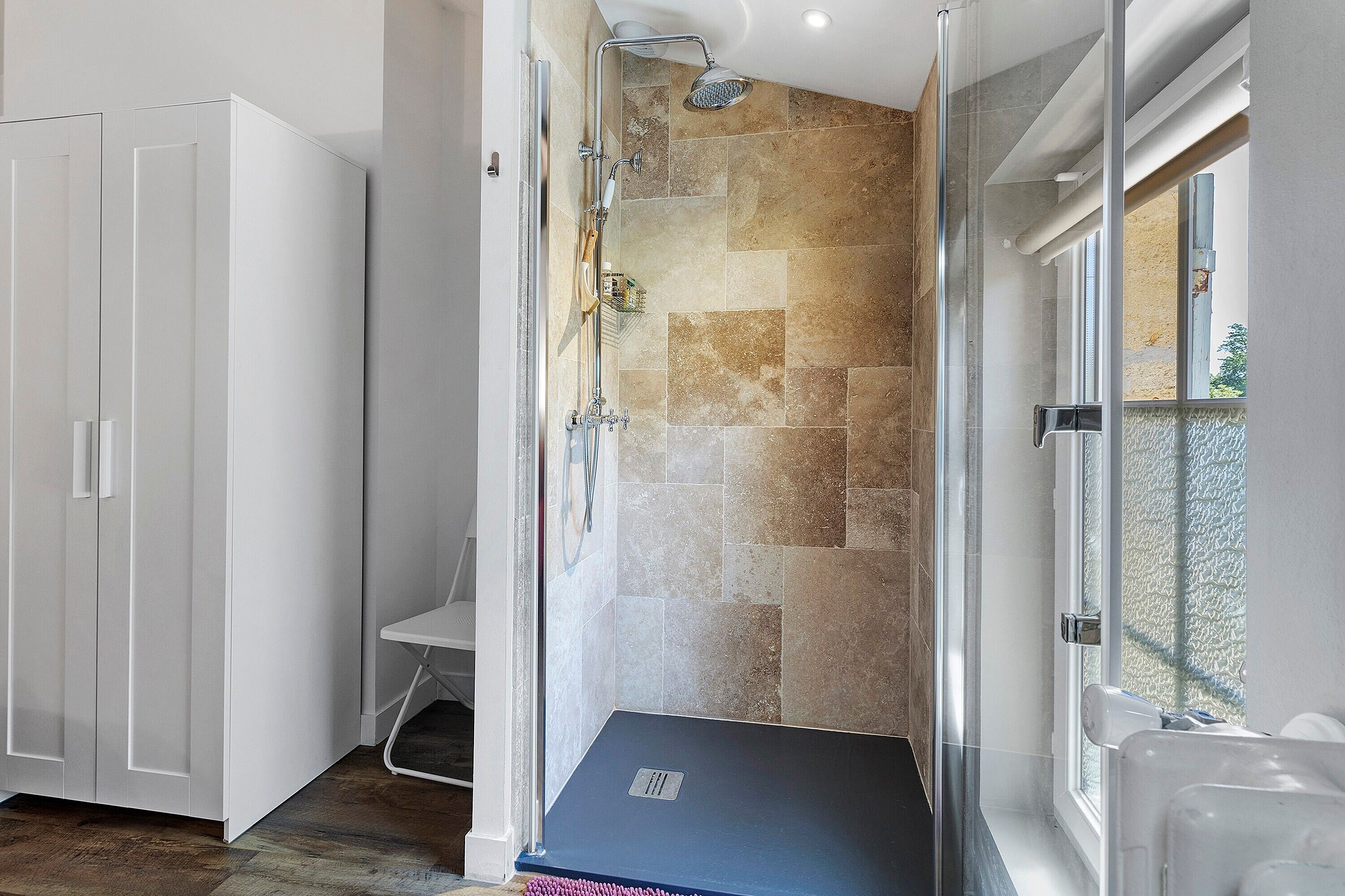 Shower, hair dryer, towels