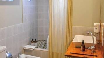 Quarto casal ou duplo standard | Banheiro | Chuveiro, secador de cabelo, bidê, toalhas de banho