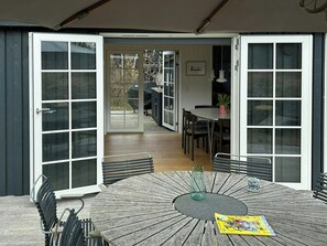 Outdoor dining - Modern family house close to beach and forest (Grenå)