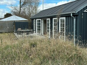 Outdoor dining - Modern family house close to beach and forest (Grenå)