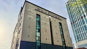 Un edificio con un cartel que dice 'Romeo Juliet Boutique Hotel' y un cartel de 'Brabou Mobile' debajo.