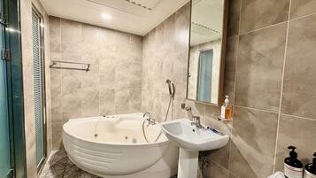 Presidential Room | Bathroom | Separate tub and shower, hair dryer, towels, soap