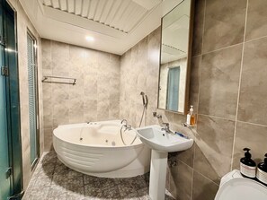 Camera Presidenziale | Bagno | Vasca e doccia separate, asciugacapelli, asciugamani, sapone