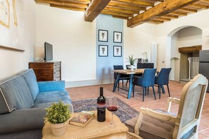 TV - Apartment with pool and private sunset loggia (Reggello)
