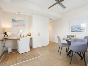 Apartment, Smoking | 2 bedrooms - Zen Bayside Seaview - Balcony - Shared Pool (Darwin)