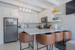 Refrigerador, microondas, horno y parrilla de estufa 