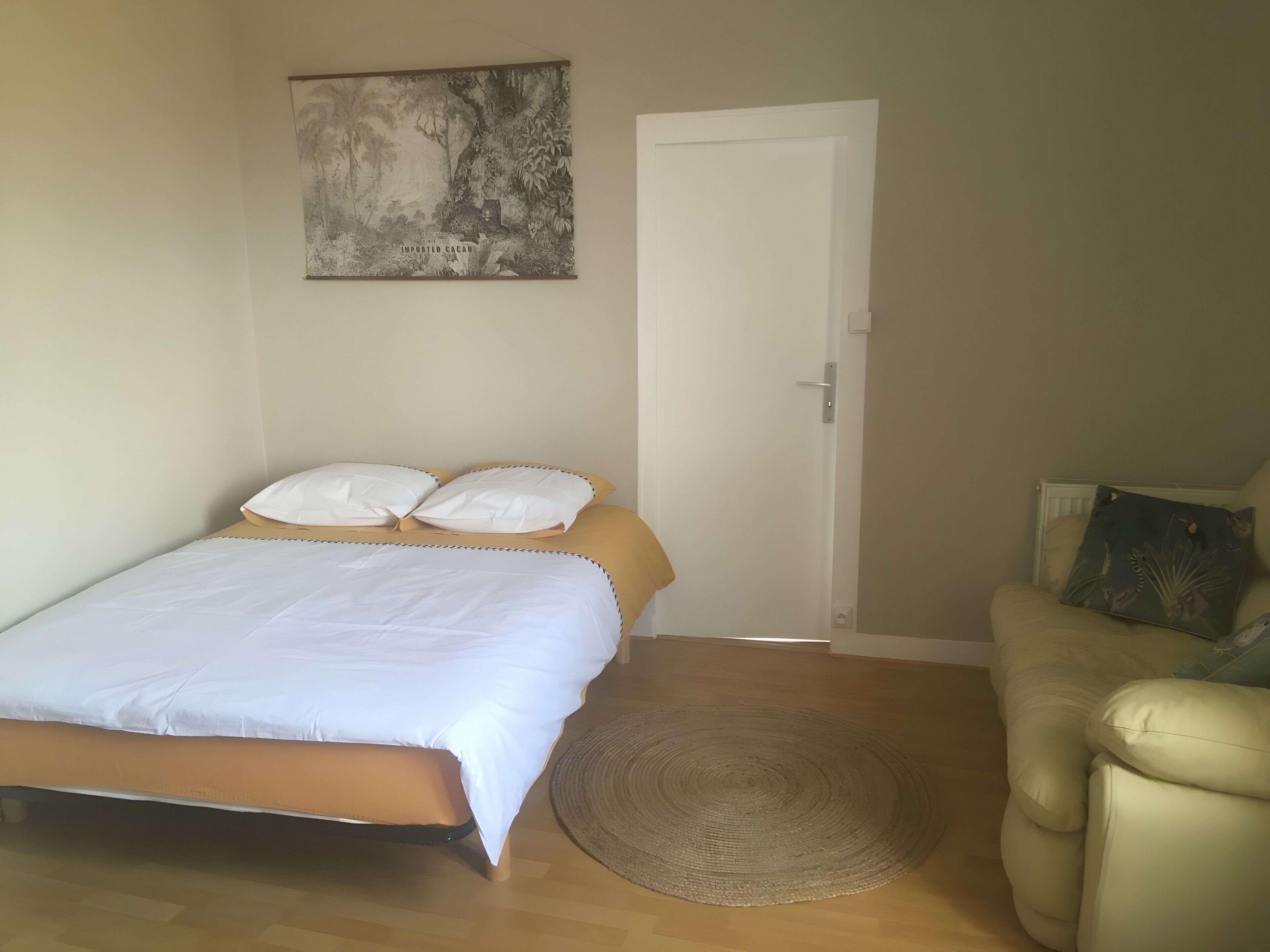 Een strijkplank/strijkijzer, wifi, beddengoed
