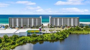 Ein Hotel mit Pool, Meerblick und Parkplatz.