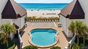 Ein Pool mit Blick auf Strand und Meer.