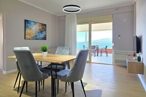 Family Penthouse, Multiple Bedrooms (Deep Blue Rooftop - 111) | Tempat makan