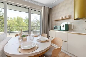 Dining - Modern Apartment with a Balcony | Near the Beach | Parking (Łeba)