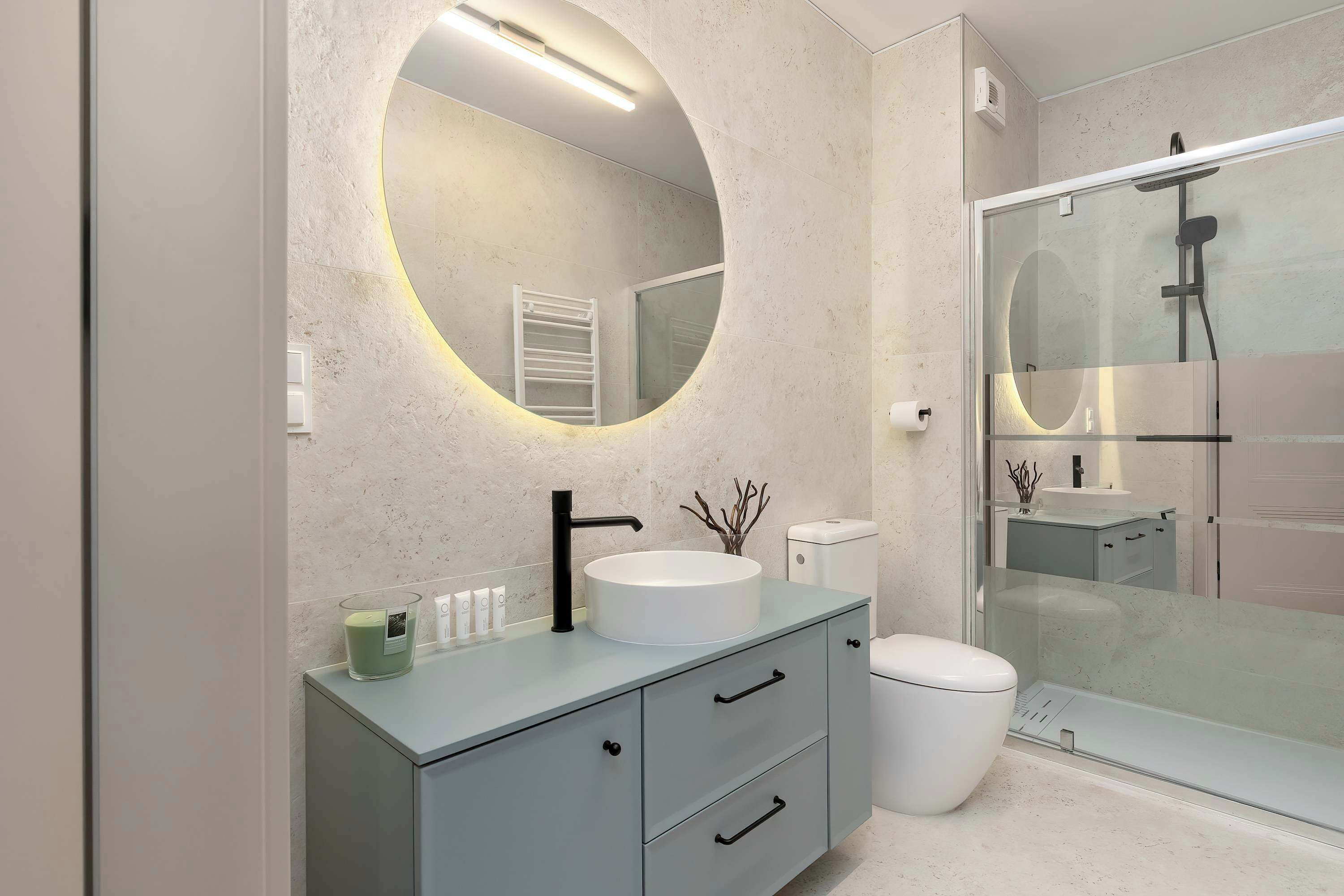 Shower, hair dryer, towels, shampoo