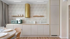 Una cocina moderna con una isla central, electrodomésticos integrados y un diseño minimalista.